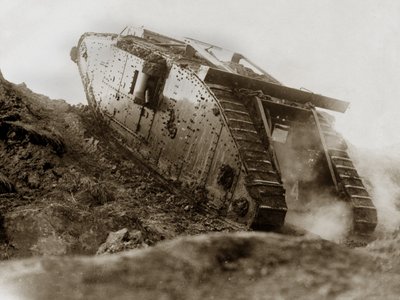 Britischer Mark IV weiblicher Panzer während der Versuche, 1917 von English Photographer